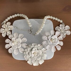 Elegant Floral Pearl Necklace